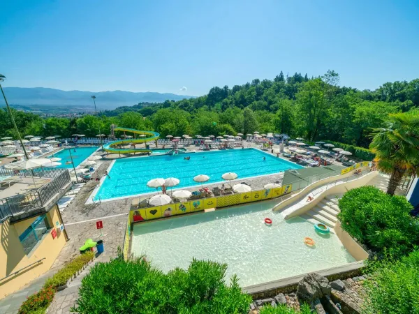 Panoramica della piscina del Roan camping hu Norcenni Girasole village.