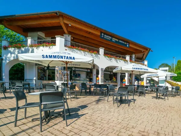 Ristorante a bordo piscina del Roan camping hu Norcenni Girasole village.