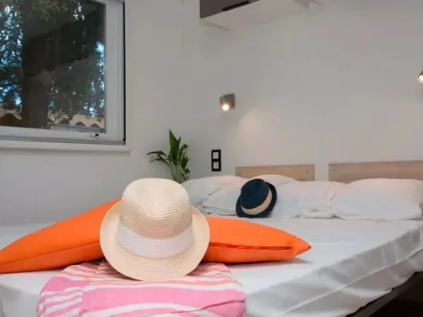 La camera matrimoniale della casa mobile Roan Supreme 2 bagni.