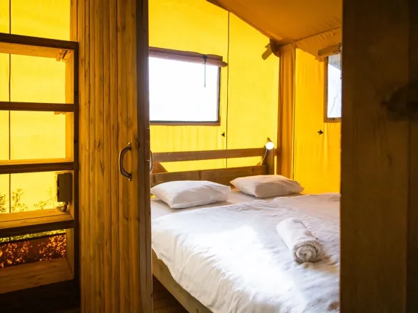 Camera Roan Lodgetent Premium XL con ampio letto matrimoniale.