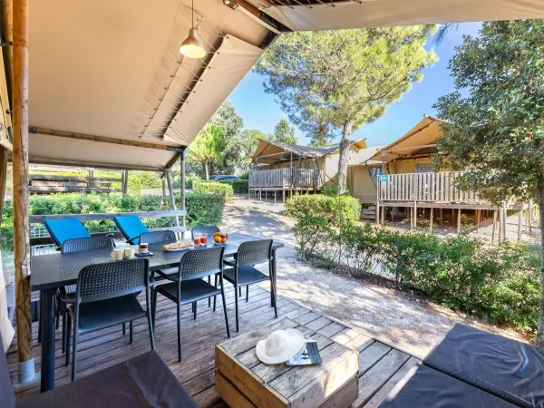 Il Roan Lodgetent Premium dispone di un'ampia veranda coperta con area lounge e tavolo da pranzo.