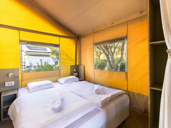 Camera premium del Roan Lodgetent con ampio letto matrimoniale.