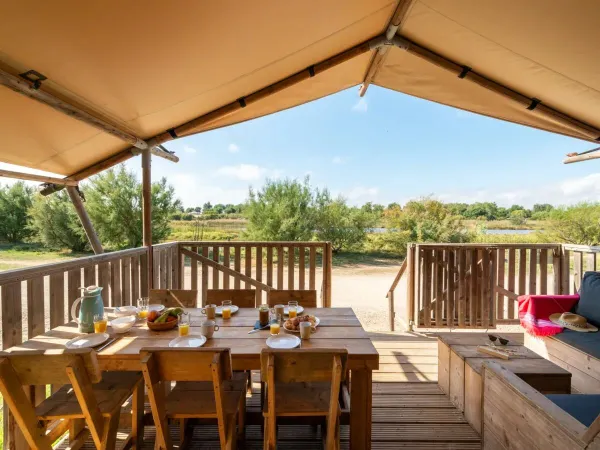 Il Roan Lodgetent Luxe dispone di una veranda con divano lounge.