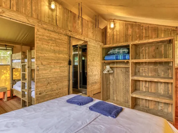 Dalla camera matrimoniale si vedono la camera dei bambini e il bagno.