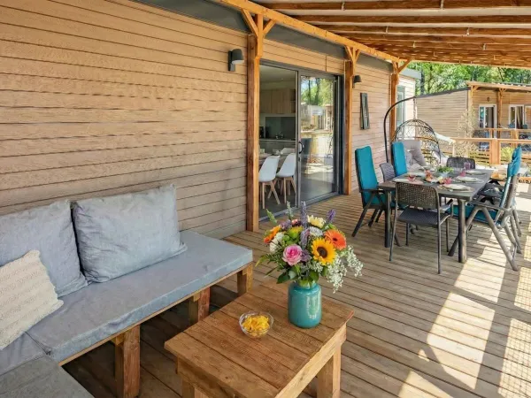 La veranda del Roan Supreme Plus Lounge è completamente coperta e dispone di un ampio divano lounge.