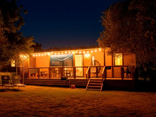 La Supreme Plus Lounge con illuminazione d'atmosfera sulla veranda.