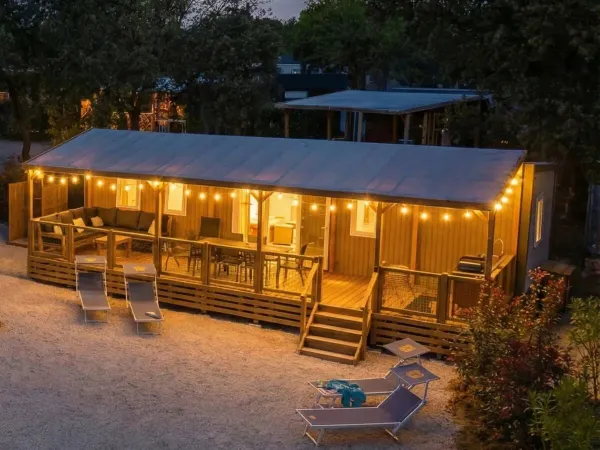 La Supreme Deluxe Lounge Premium Zone con illuminazione d'atmosfera sulla veranda.