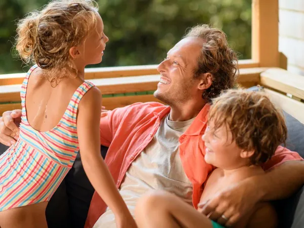 Divertendosi e ridendo insieme nella veranda.