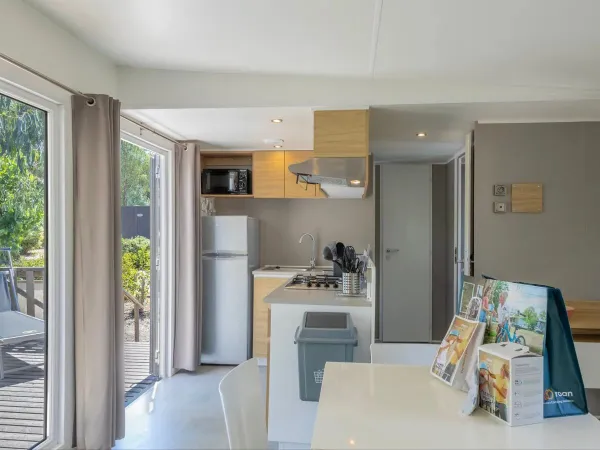 La cucina e il soggiorno della casa mobile Roan Supreme con 2 bagni.