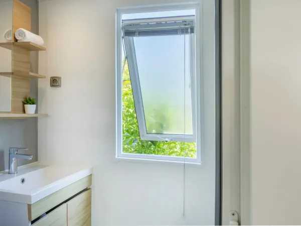 Uno dei 2 bagni della casa mobile Roan Supreme con 2 bagni.