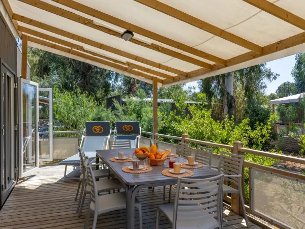 La veranda della casa mobile Supreme al campeggio Arinella Bianca.