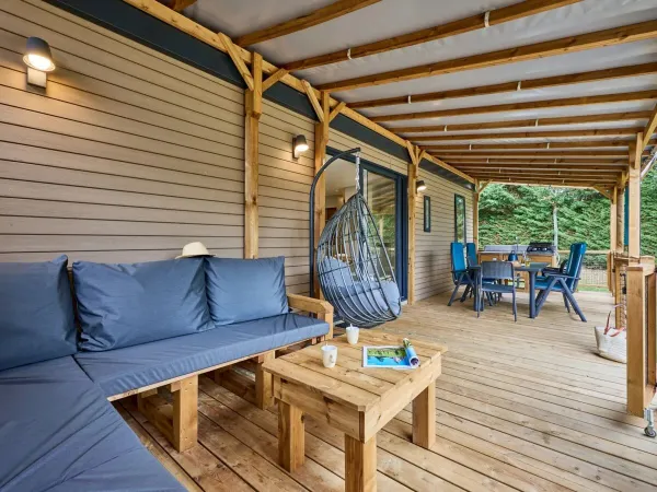 La veranda Roan Supreme Plus Lounge è coperta e dispone di un divano lounge e di una cucina all’aperto.