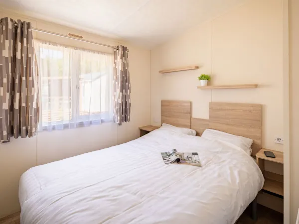 Camera da letto principale all'interno della Comfort Lounge.