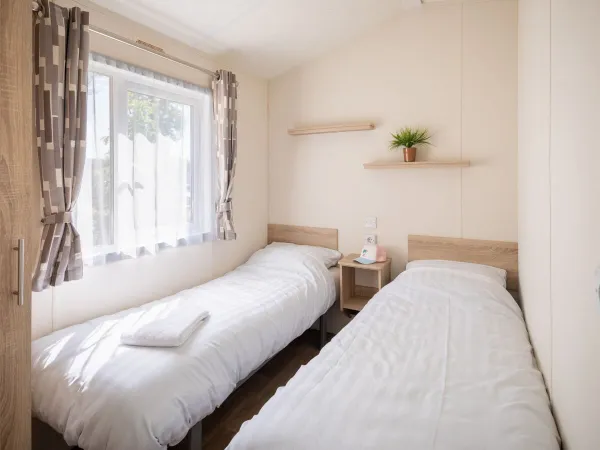 Seconda camera con due letti singoli all'interno della Comfort Lounge.