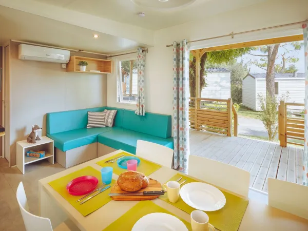 Il soggiorno Roan premium Lounge è dotato di un accogliente divano ad angolo.