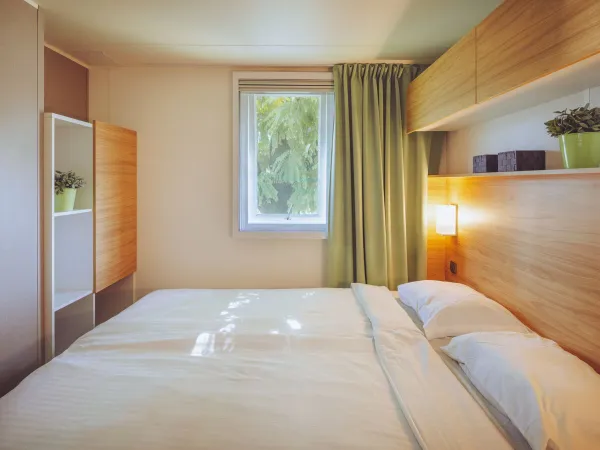 Camera Roan Premium Lounge con letto matrimoniale.