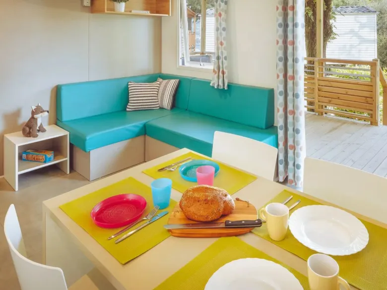 Il soggiorno del Roan Premium Lounge è dotato di un accogliente tavolo da pranzo e di un divano ad angolo.