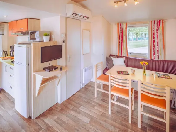 Soggiorno con zona pranzo del Roan Comfort Plus Lounge.