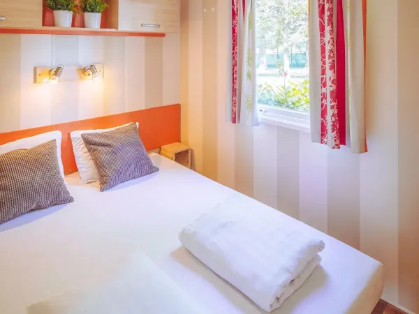 Camera Roan Comfort Plus Lounge con letto matrimoniale.