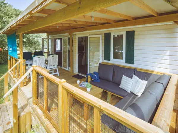 L'ampia veranda coperta della Roan Comfort Plus Lounge.