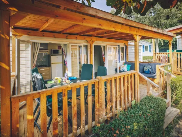 Veranda coperta con bellissimo divano lounge del Roan Comfort Plus Relax.