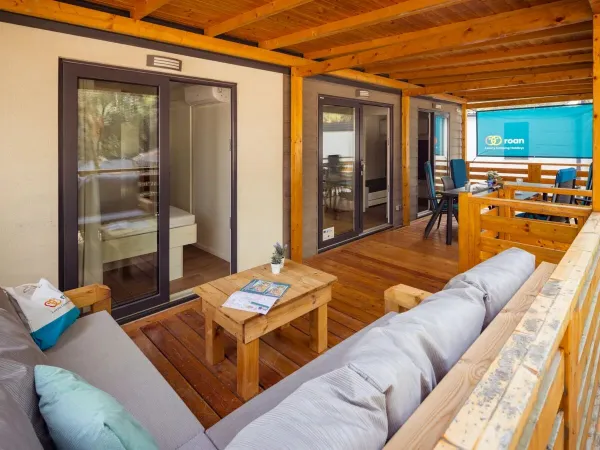 La veranda del Roan Comfort Plus Lounge è dotata di un lussuoso divano lounge.