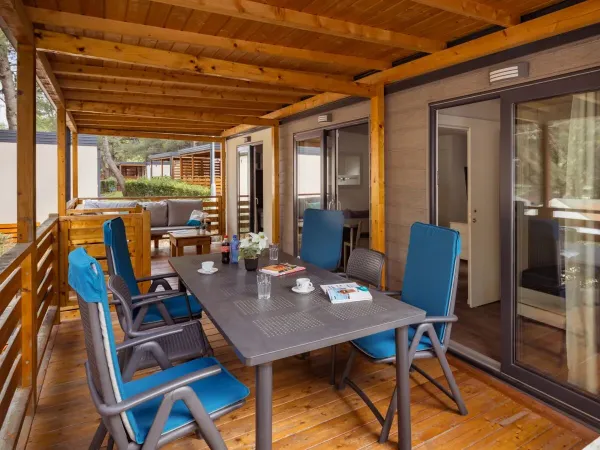 La veranda del Roan Comfort Plus Lounge è dotata di un lussuoso set da giardino.