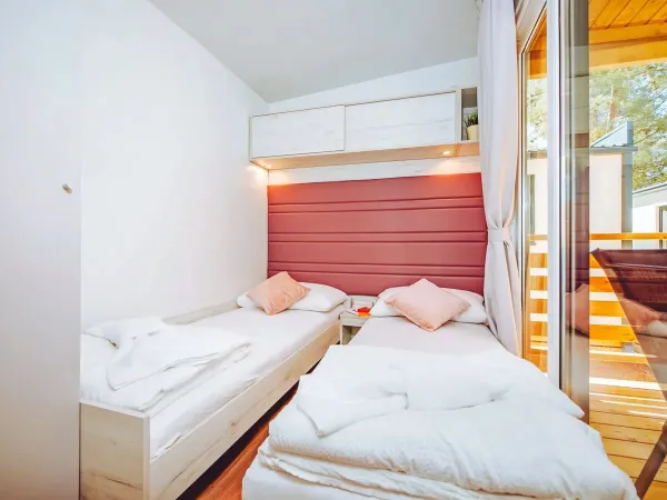 Camera Roan Comfort Plus Lounge con due letti singoli.