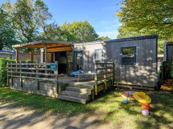 La veranda del Roan Premium dispone di un tavolo da pranzo con sedie da giardino.