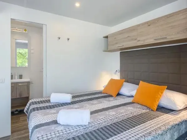 Camera del Roan Premium Lounge con letto matrimoniale.