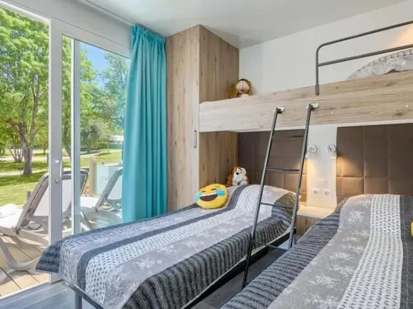 La camera Roan Premium Lounge con tre letti singoli.