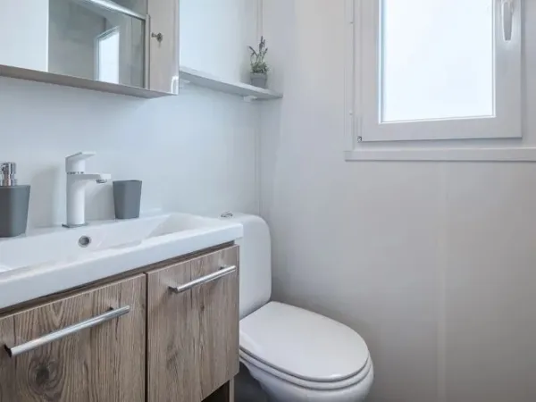 Il bagno della Roan Premium Zone è dotato di un'ampia cabina doccia e di un lavabo.