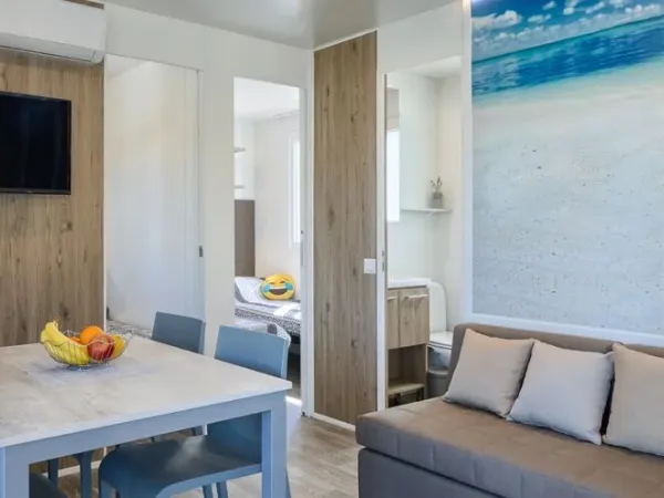 Il soggiorno della zona Roan Premium è dotato di aria condizionata e TV satellitare.