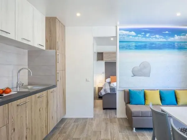 Il soggiorno della Roan Premium Lounge è dotato di un'ampia cucina e di un tavolo da pranzo.