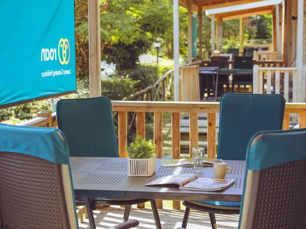 La veranda del Roan Premium Compact dispone di un tavolo da pranzo con sedie.