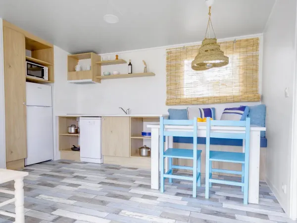 La cucina/soggiorno della casa mobile Roan Zona Premium Premium.