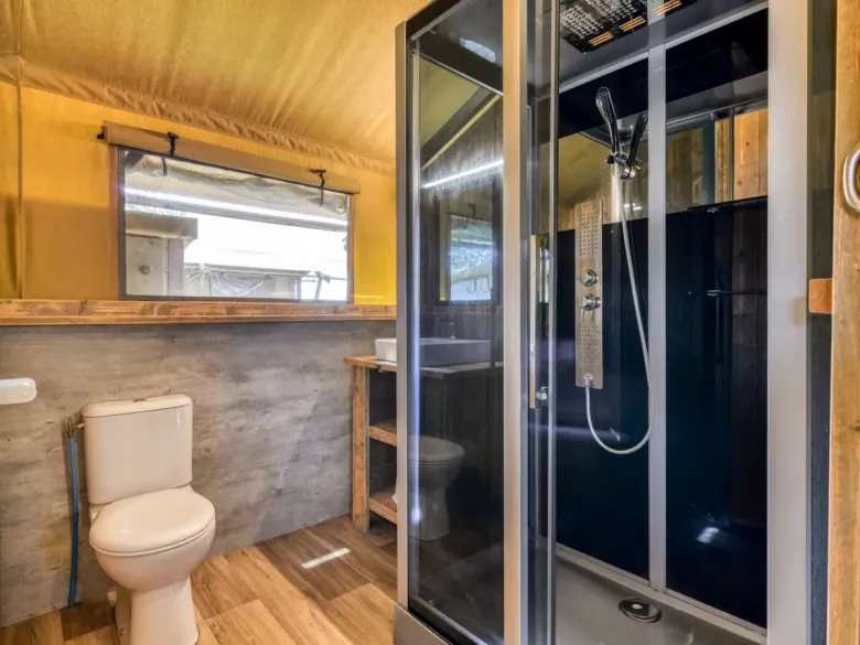 Il Roan Lodgetent Luxe dispone di cabina doccia, WC e lavabo.