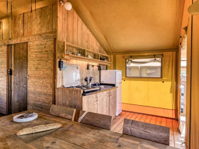 Il Roan Lodgetent Luxe dispone di un robusto tavolo da pranzo con sedie.