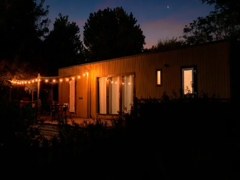 Immagine dell'ambiente serale della Supreme Plus Lounge.