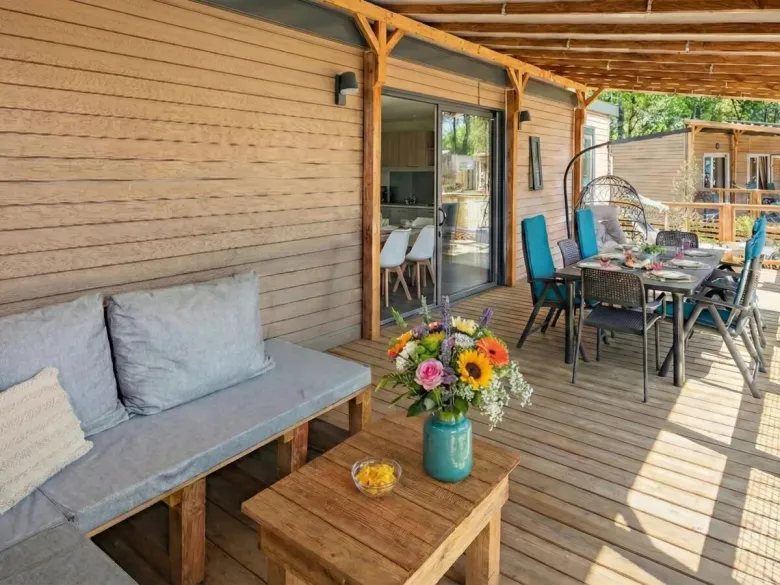 La veranda del Roan Supreme Plus Lounge è completamente coperta e dispone di un ampio divano lounge.