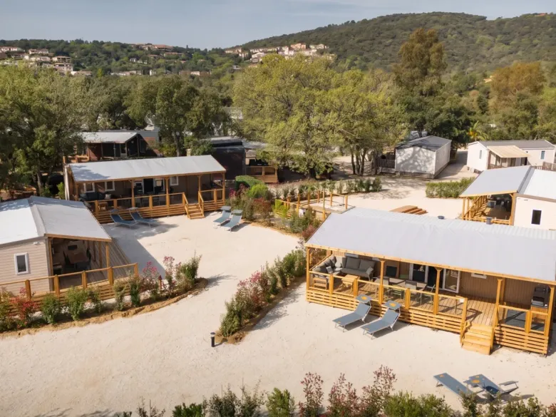Scoprite la zona Premium Supreme Deluxe Lounge del Roan Camping Domaine des Naïades.