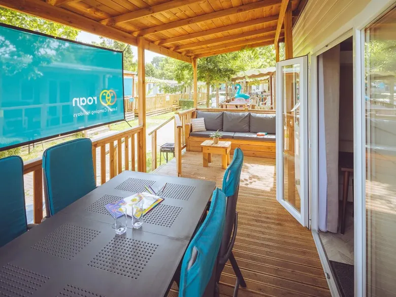 La lussuosa veranda della casa mobile Roan Premium Relax.
