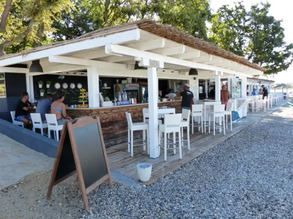 Bar sulla spiaggia del campeggio Roan Bijela Uvala.