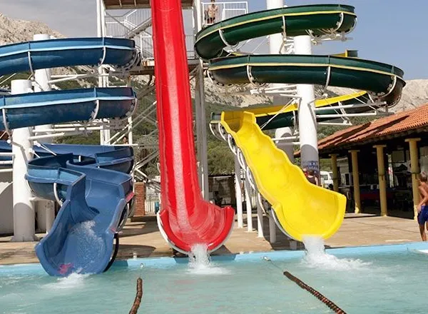 Scivoli d'acqua a pagamento accanto al campeggio Roan Baška Camping Resort.