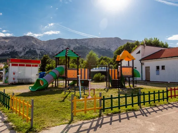 Piccolo parco giochi al campeggio Roan Baška Camping Resort.