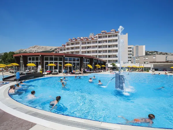 La piscina del campeggio Roan Baška Camping Resort.