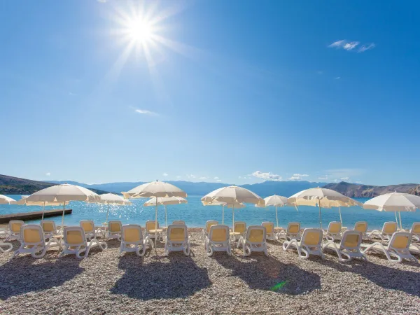 Lettini in spiaggia al Roan camping Baška Camping Resort.