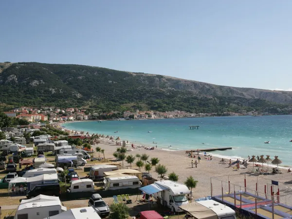 La spiaggia di ciottoli del campeggio Roan Baška Camping Resort.