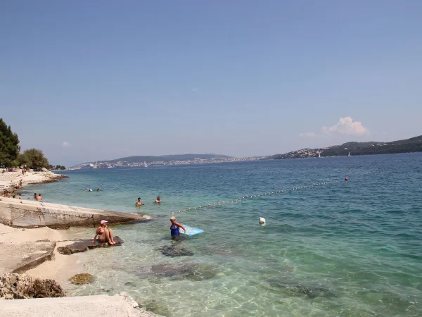 Mare azzurro al campeggio Roan Amadria Park Trogir.