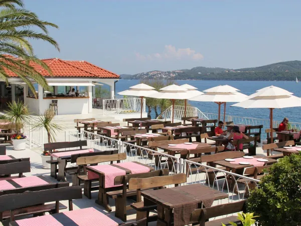 Terrazza con vista sul mare al campeggio Roan Amadria Park Trogir.